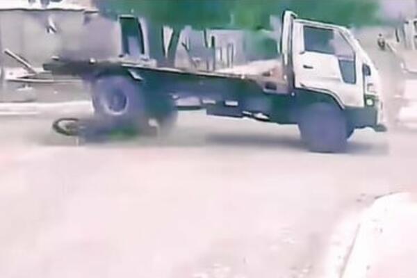 CELA SRBIJA GLEDA I NE TREPĆE: Kamion prešao PREKO MOTOCIKLISTE, naježićete se kada vidite KRAJ (VIDEO)