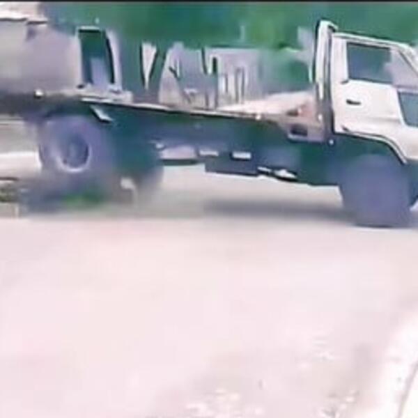 CELA SRBIJA GLEDA I NE TREPĆE: Kamion prešao PREKO MOTOCIKLISTE, naježićete se kada vidite KRAJ (VIDEO)