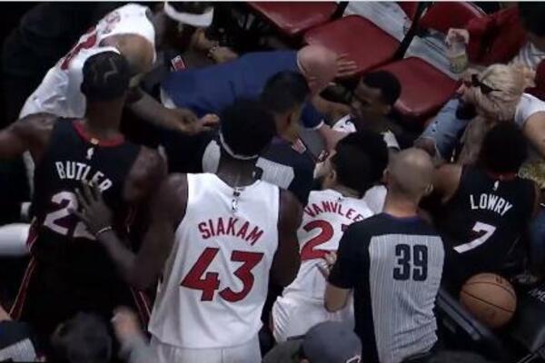 NBA IGRAČI SE TUKLI U PRVIM REDOVIMA PUBLIKE! Jović odmah skočio sa klupe! (VIDEO)