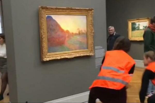 BACILI PIRE KROMPIR NA ČUVENU SLIKU U MUZEJU: Uništena dragocena UMETNOST, snimak će vas razbesneti (VIDEO)