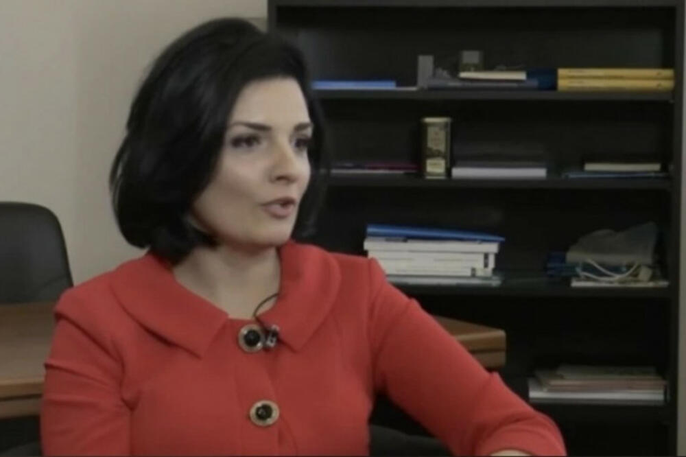 MILENA POPOVIĆ POKAZALA MALO VIŠE, OVAKVU JE NIKADA NISMO VIDELI: Spremite čašu vode, baš je VRUĆE