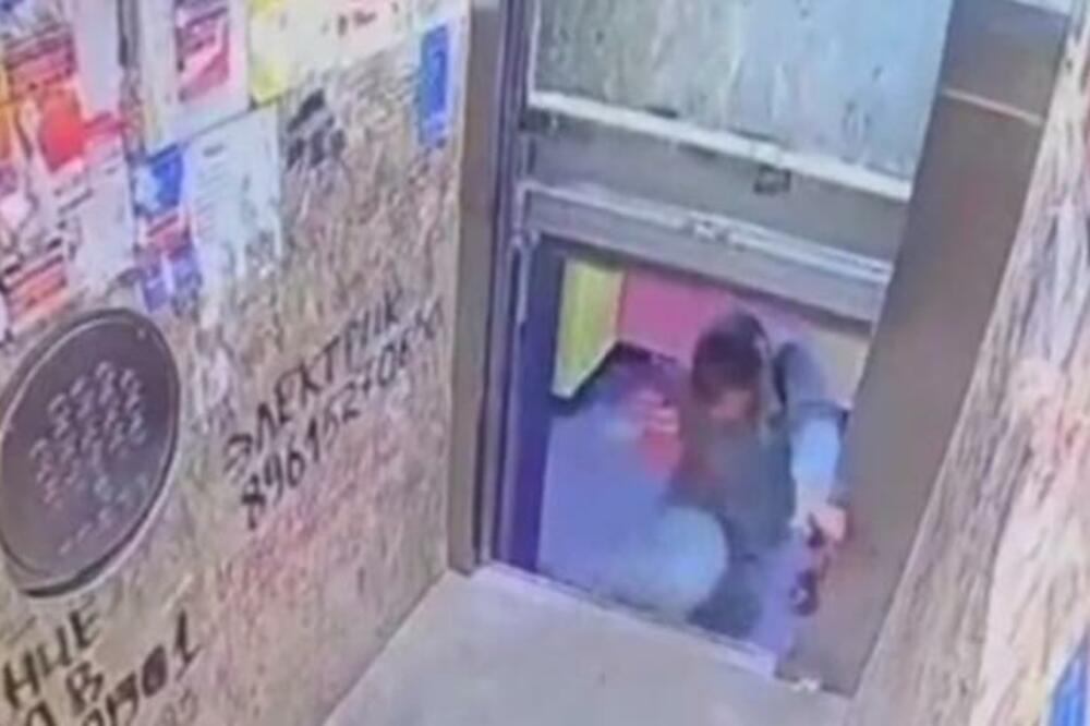 ČOVEK UMALO PRESEČEN NA POLA, IZBEGAO SMRT ZA DLAKU: Jeziv snimak kruži MREŽAMA (VIDEO)