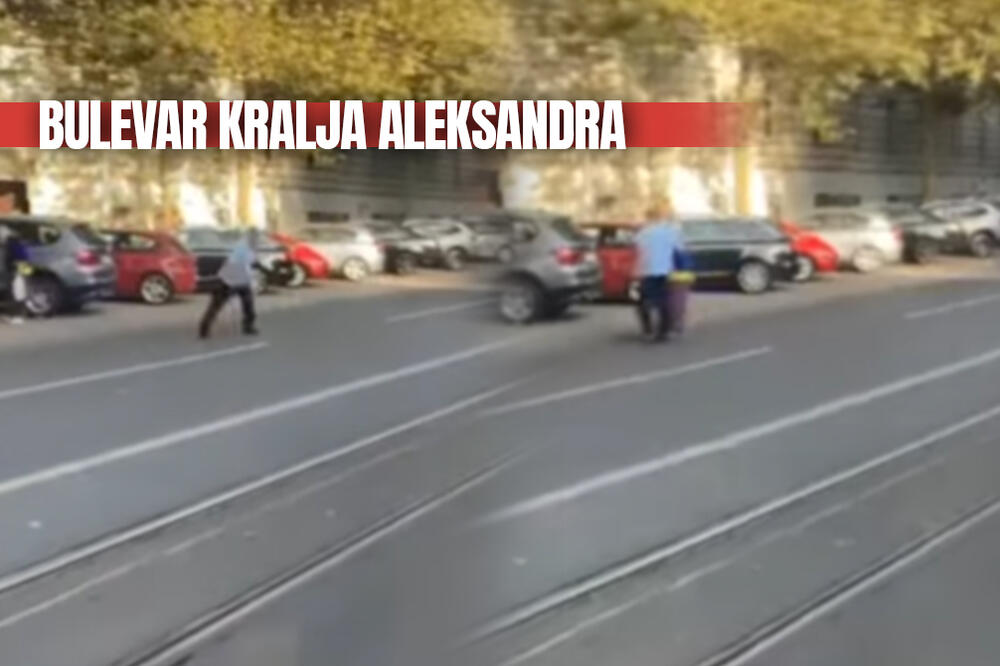 VOZAČ SE ZAUSTAVIO, IZAŠAO IZ TRAMVAJA I URADIO NEŠTO NEVEROVATNO NA BULEVARU! Putnici sve NEMO posmatrali (VIDEO)