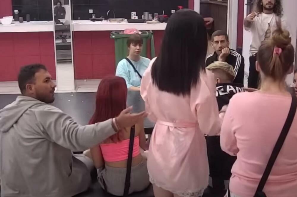 DRAMA! ZADRUGARKA POMAHNITALA: Gađala cimera tanjirom VIDEO