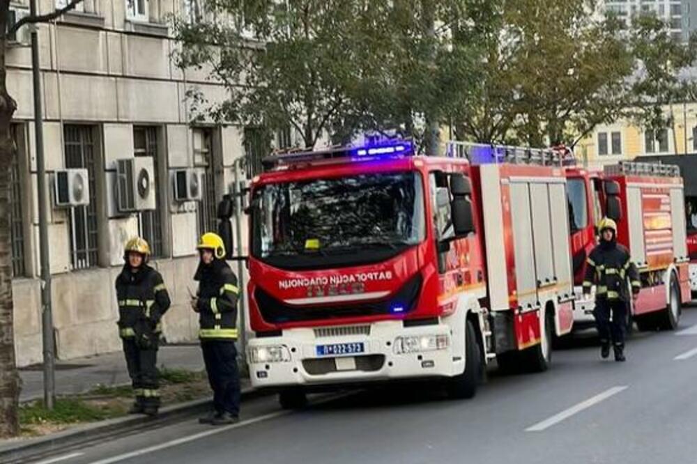 ZAPALILA SE KUĆA KOD BAČKE TOPOLE: Ukućani evakuisani, vatrogasci hitno reagovali