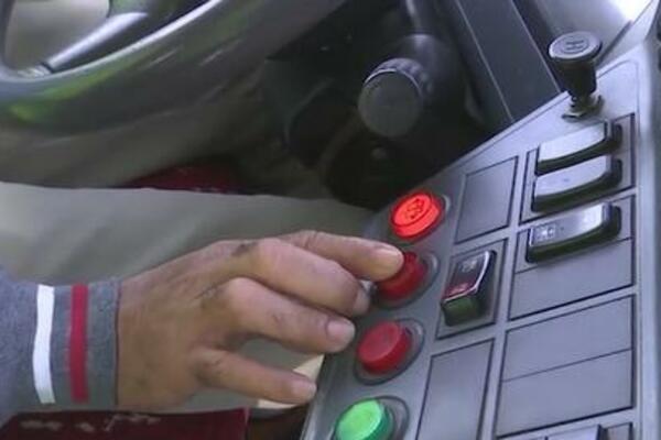 VOZAČ NA LINIJI 65 UŠAO U SVAĐU SA PUTNICIMA PA ZAUSTAVIO AUTOBUS: Nastala prava DRAMA, a nije PRVI PUT!