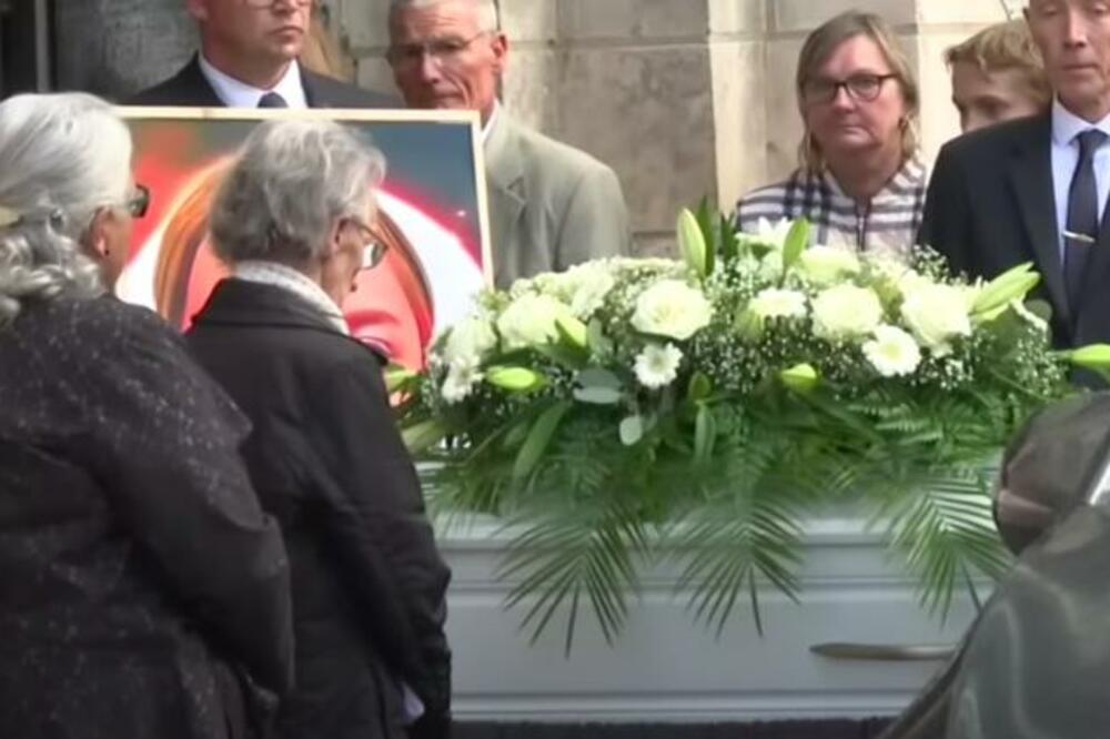 SAHRANJENA MALA LOLA: Devojčica koja je BRUTALNO UBIJENA, majka NEUTEŠNA stajala pored kovčega! (VIDEO)