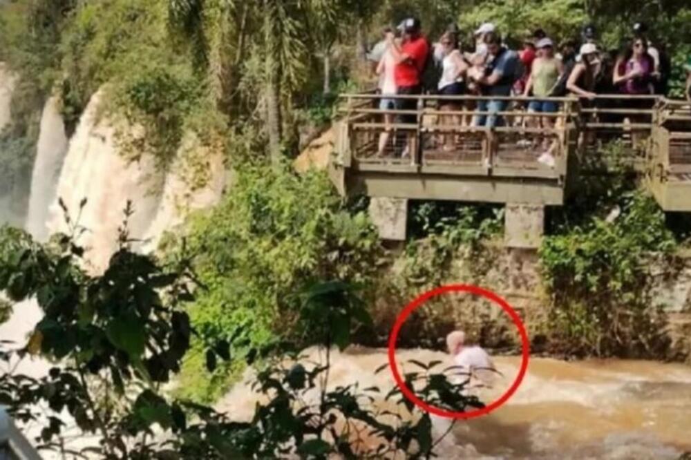 PRAVIO JE SELFI NA VODOPADU, SLEDEĆEG MOMENTA GA VIŠE NIJE BILO: Snimak nije za mlađe od 18 godina (VIDEO)