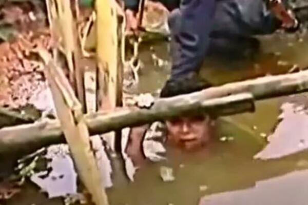 DEVOJČICA UMIRALA NAOČIGLED FOTOGRAFA: Bila zarobljena 3 dana ispod UNIŠTENE KUĆE, zabeležen sav HOROR (VIDEO)