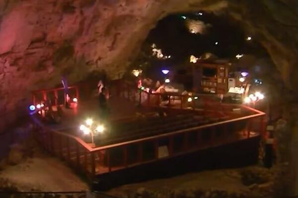 TURISTI ZAROBLJENI U PEĆINAMA: Sreća u nesreći je što se dole nalazi OVO, nije im TOLIKO LOŠE! (VIDEO)