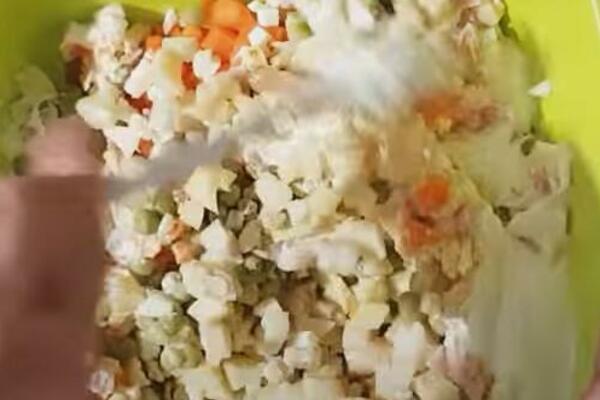 RUSKINJA IZ BEOGRADA PODELILA PRAVI RECEPT ZA RUSKU SALATU: Nećete verovati kako se STVARNO PRAVI ovo jelo (VIDEO)