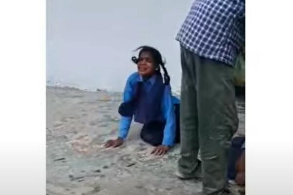 ZBOG JAKO BOLESNE SCENE U ŠKOLI ZVALI SU SVEŠTENIKA, ODMAH: Deca su radila nešto bizarno, svi u neverici (VIDEO)
