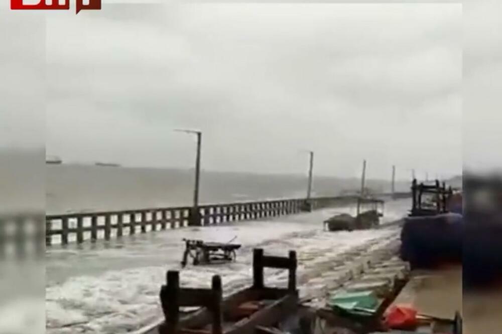 CIKLON SITRANG POGODIO BANGLADEŠ: 10 miliona stanovnika u MRAKU, ima i POGINULIH! (VIDEO)