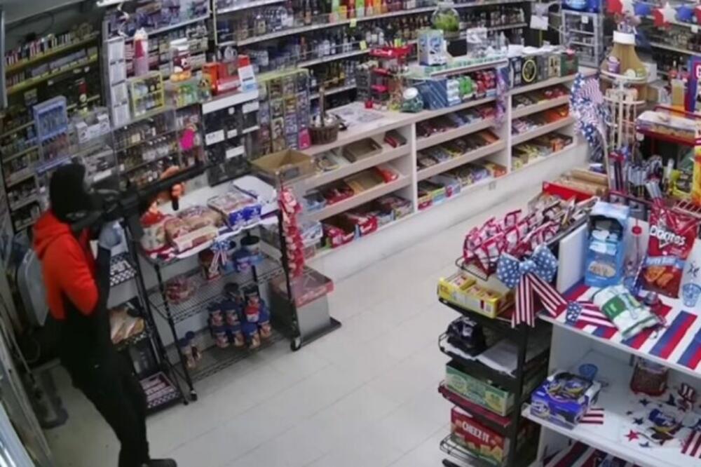 LOPOVI SA OGROMNIM PUŠKAMA ULETELI SU U RADNJU KOD DEKE: Jedva su izvukli živu glavu, kamere sve snimile (VIDEO)