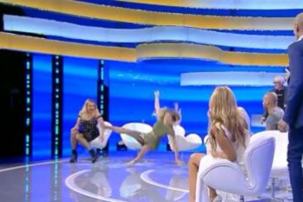 LEPA VODITELJKA PALA TOKOM PRENOSA UŽIVO, pa SEVNULO šta ne treba: Pogledajte samo šta je bilo PO NJOJ (VIDEO)