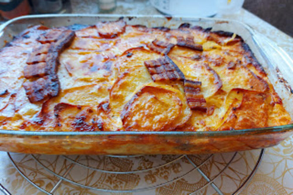 RECEPT ZA MUSAKU KOJU ĆE SVI UKUĆANI OBOŽAVATI: Grebaćete viljuškama iz tepsije, stiže iz BAKINE KUJNE! (FOTO)