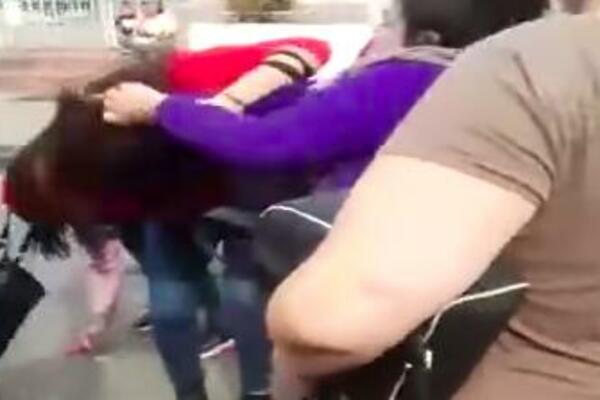 OTIŠLA KOD MUŽA U ZATVOR, PA SAZNALA DA MU JE LJUBAVNICA VEĆ U POSETI: Pala sačekuša, pa žestoka MAKLJAŽA (VIDEO)