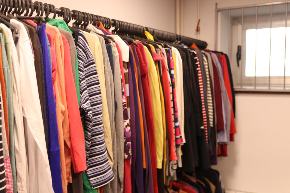 DA LI ZNATE ODAKLE DOLAZI ODEĆA KOJA SE PRODAJE U "SECOND HAND" BUTICIMA? Pomama za polovnom robom nikad veća