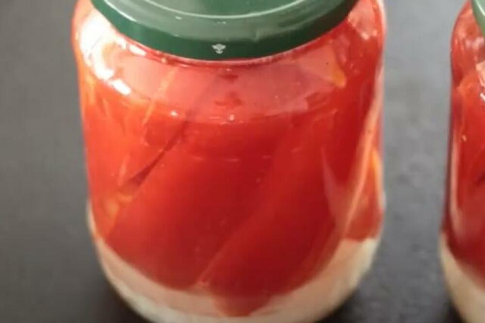 NAPRAVITE PAPRIKE IZ TEGLE ZA SAMO SAT VREMENA: Pikantna ZIMNICA kojoj NIKO neće ODOLETI (RECEPT)