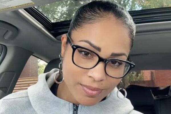 SVI MISLE DA IMA 20 GODINA, ALI ISTINA JE ŠOKANTNA: Niko ne veruje kada čuje koliko joj je ZAPRAVO, au! (FOTO)