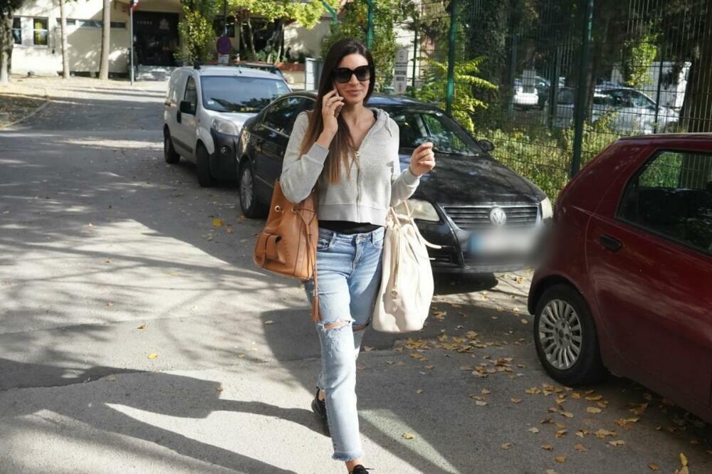 PREPOZNAJTE LI VODITELJKU? Kamere je uhvatile BEZ TRUNKE ŠMINKE, vuče kese, a i dalje je LEPOTICA (FOTO)