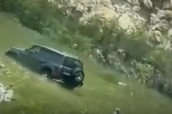 SNIMAK PREVRTANJA DŽIPA ĆE VAS NAJEŽITI: Pravo je čudo kako je vozač OVO PREŽIVEO, horor (VIDEO)