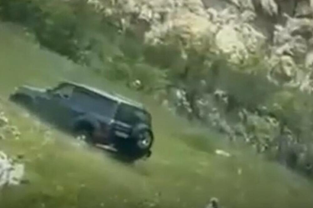 SNIMAK PREVRTANJA DŽIPA ĆE VAS NAJEŽITI: Pravo je čudo kako je vozač OVO PREŽIVEO, horor (VIDEO)