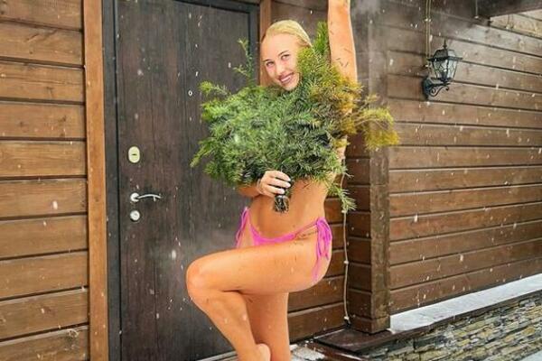 SKINULA POZNATA TENISERKA! Svi bulje u njeno BRUTALNO telo, a lajkuje i Karlos Alkaraz! (FOTO)