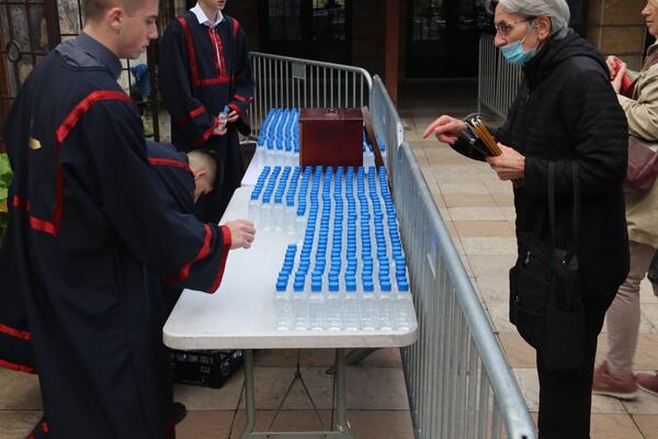 ZAŠTO SE VERUJE DA KRSTOVDANSKA VODICA POMAŽE? Sutra je VELIKI PRAZNIK, svi vernici idu po nju
