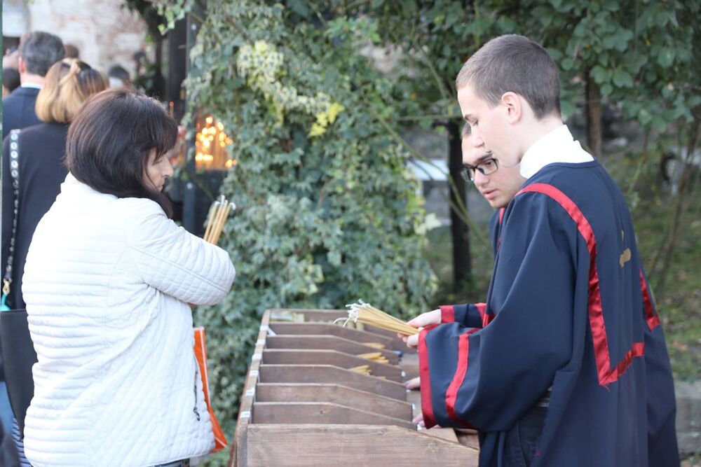 Sveta Petka, Vernici, Liturgija, Sveće