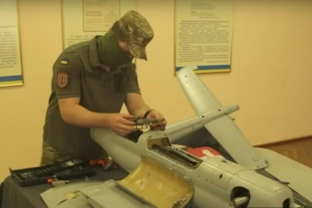 UKRAJINCI NAŠLI I OTVORILI RUSKI DRON I POBESNELI OD ŠOKA: Pokazali svima šta je unutra, da li je moguće (VIDEO)