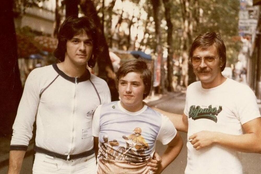 DEČAK SA SLIKE POZIRAO SA ČOLOM I DAVORINOM, A DANAS JE I ON ZVEZDA: Pašće vam VILICA kad skontate KO JE