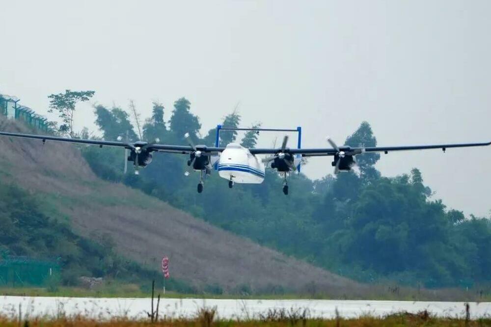 PRVI LET U KINI: Prvi veliki dron sa četiri motora na svetu