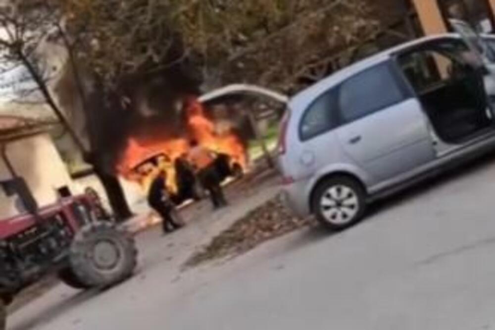 OPET GORE AUTOMOBILI NA SRPSKIM ULICAMA: Vatrena stihija PROGUTALA MERCEDES! (VIDEO)