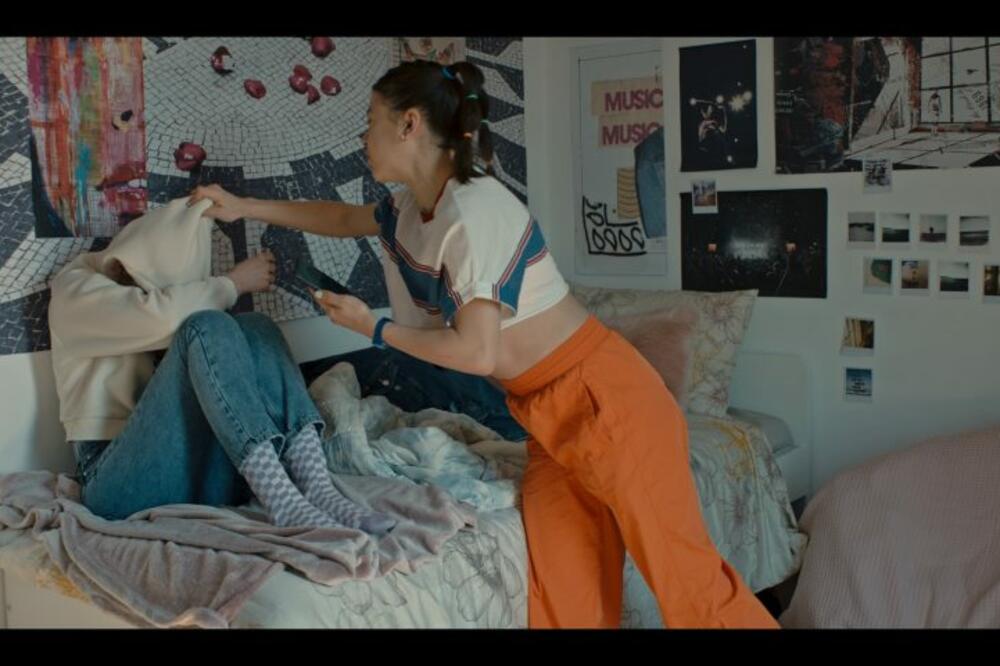 HIT: Zvezda popularne domaće serije snimljena u gradskom prevozu (FOTO)