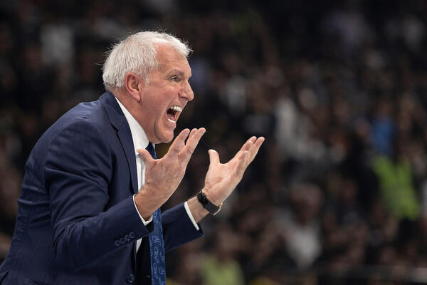 ŽELJKO OBRADOVIĆ "EKSPLODIRAO": Trener Partizana izribao igrače na tajm-autu! (VIDEO)