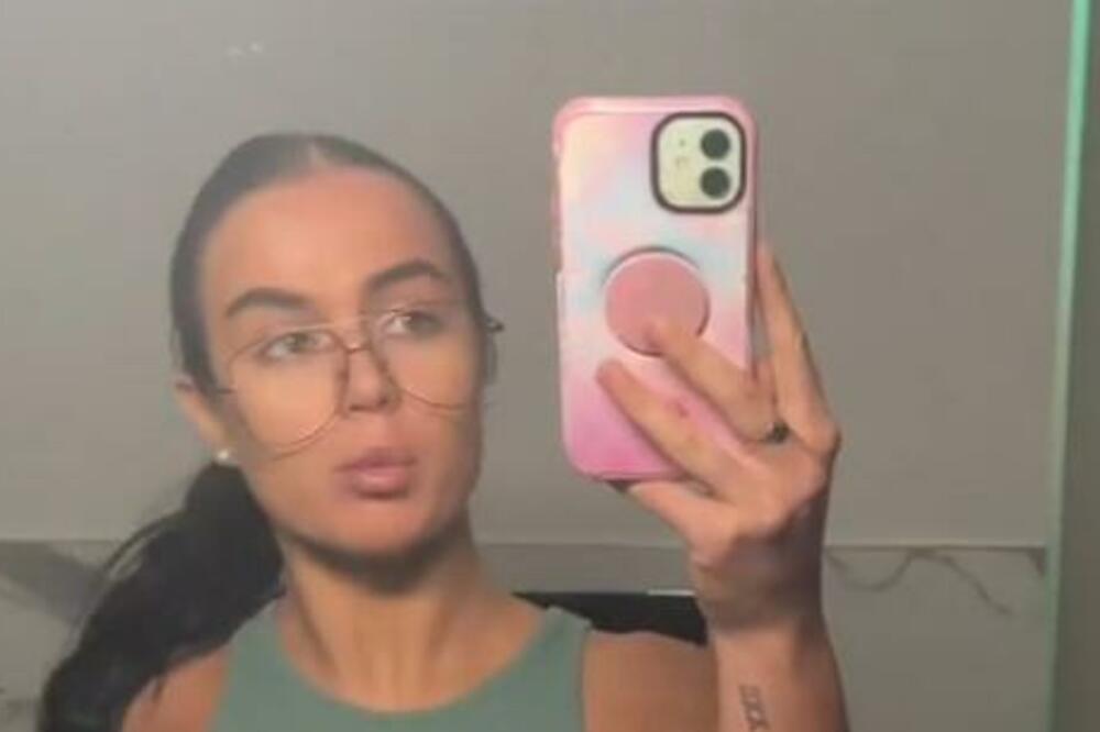 OGROMAN DEKOLTE, ŠLIC JOŠ VEĆI, ALI TO NIJE SVE: Devojka obukla lateks kostim, pa izašla pred oca, POGLEDAJTE SAMI