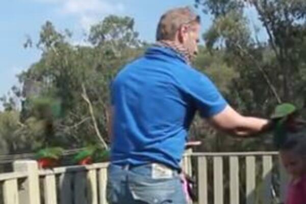 OTAC UHVAĆEN SA ĆERKAMA NA BALKONU, MAJKA ODMAH IZLETELA: Svi komentarišu ŠTA RADE PRED NJOM (VIDEO)