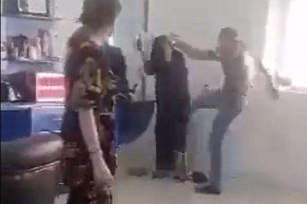 PESNICA U GLAVU, ŠUT U KUK, PA ZA KOSU: Poludeli muž uleteo u masu, počeo da bije ženu, snimak nije za mlađe od 18