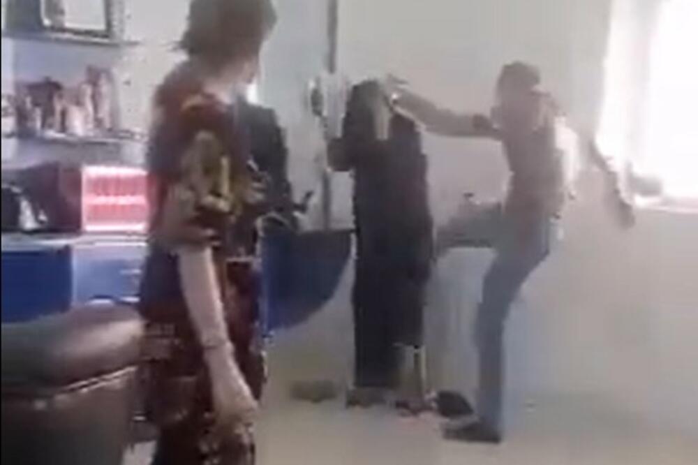 PESNICA U GLAVU, ŠUT U KUK, PA ZA KOSU: Poludeli muž uleteo u masu, počeo da bije ženu, snimak nije za mlađe od 18