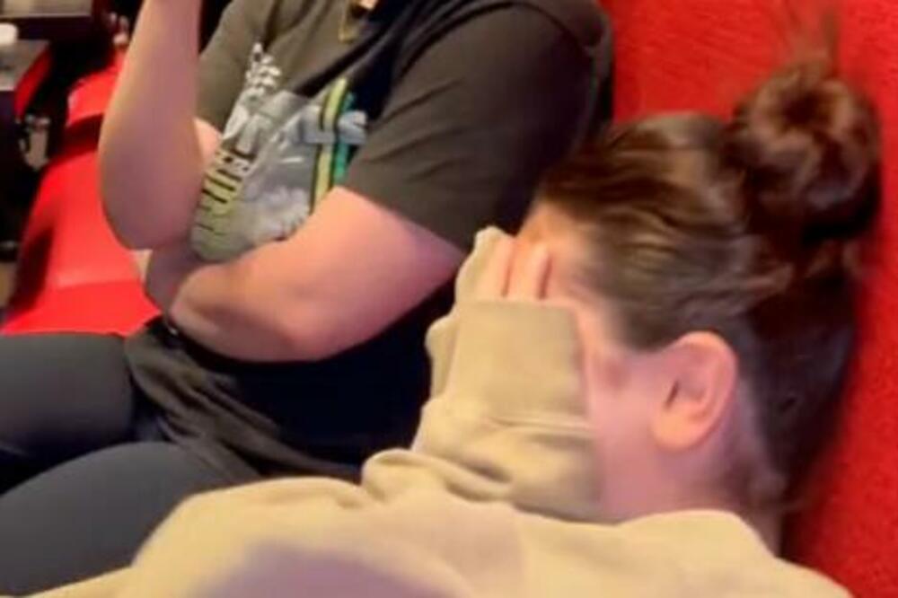 ZBOG ONOGA ŠTO JE OTAC REKAO KONOBARU, ĆERKA JE POBEGLA POD STO: Pojeo je BLAM, ŠOK IZNENAĐENJE (VIDEO)