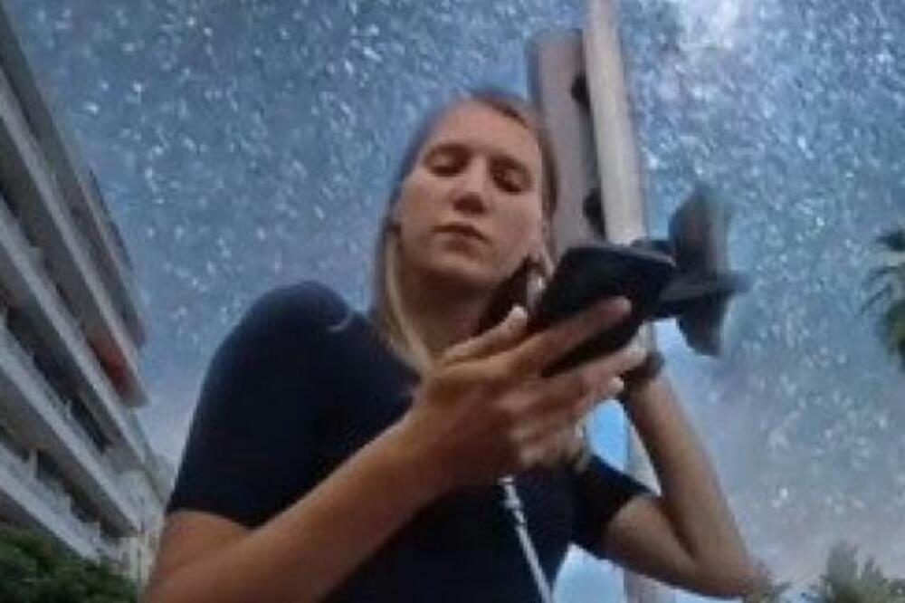 SVI SE OKREĆU ZA OVOM ŽENOM, A OVO JE RAZLOG: Kada priđe ljudima, oni se PRESTRAVE (VIDEO)