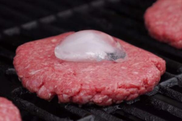 STAVIO JE KOCKU LEDA NA PLJESKAVICU: Čim vidite šta se desilo, oddmah ćete uraditi isto! (VIDEO)