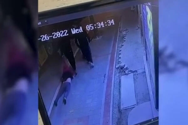 (UZNEMIRUJUĆI VIDEO) BRUTALNO NASILJE U NOVOM PAZARU: Nemilosrdno TUKLI ČOVEKA, pa ga VUKLI PO ULICI!