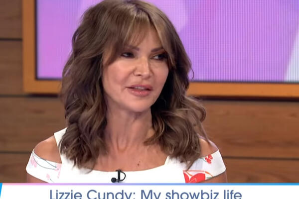 VODITELJKA PODIGLA RUKU I SVE SEVNULO! Grudi joj se videle SA SVIH STRANA, neće vam biti dobro (VIDEO)