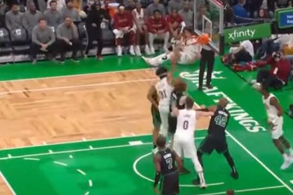 LUDNICA U BOSTONU! Okršaj ol-starova pripao Klivlendu, Gober razbio Lejkerse! (VIDEO)