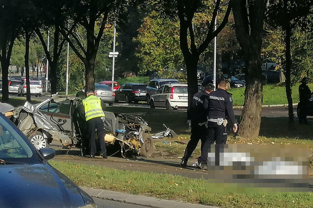 PRVE SLIKE JEZIVE NESREĆE U VOJISLAVA ILIĆA: Očevidac opisao DETALJE, auto se PREPOLOVIO, ljudi IZLETELI (FOTO)