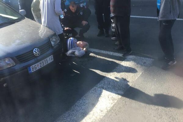 UŽAS NA BANJICI: AUTOMOBIL POKOSIO ŽENU, povređena LEŽI na putu (FOTO)