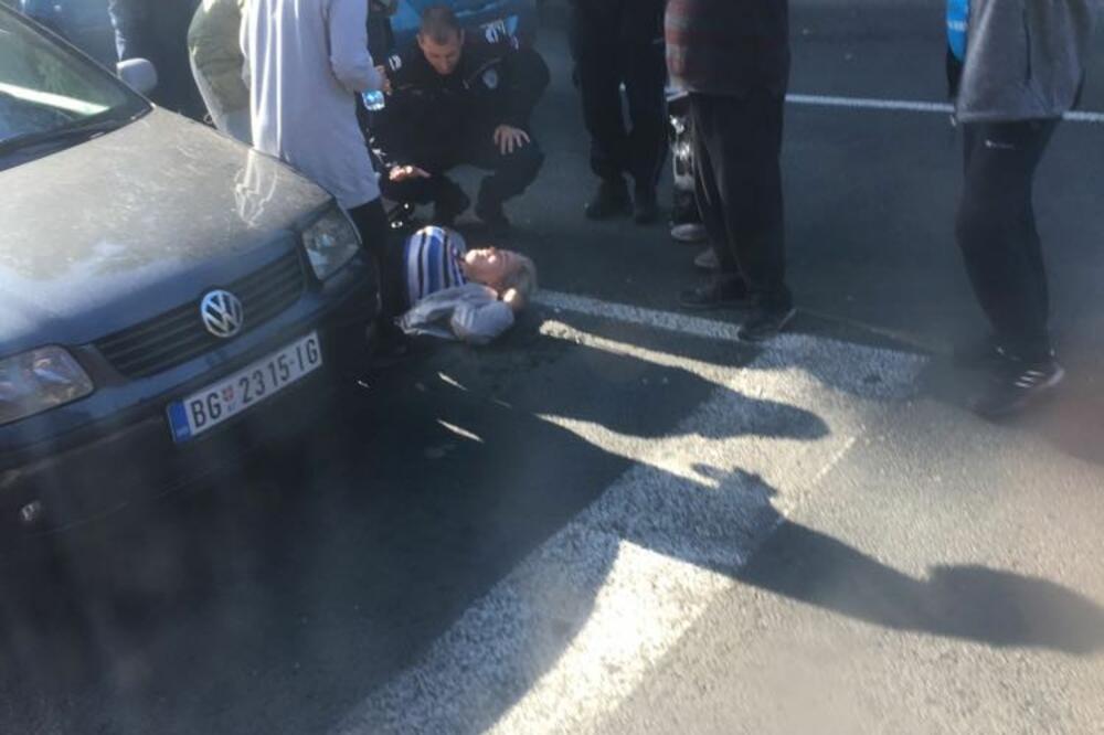 UŽAS NA BANJICI: AUTOMOBIL POKOSIO ŽENU, povređena LEŽI na putu (FOTO)