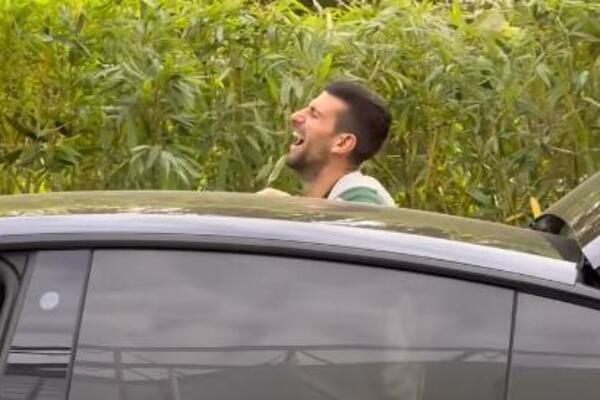 USNIMLJEN NOVAK ĐOKOVIĆ, VUKLJA NEKAKVE KESETINE I VRIŠTI OD SMEHA: Svi gledaju u SRBINA, GLEDAJTE ŠTA RADI! VIDEO